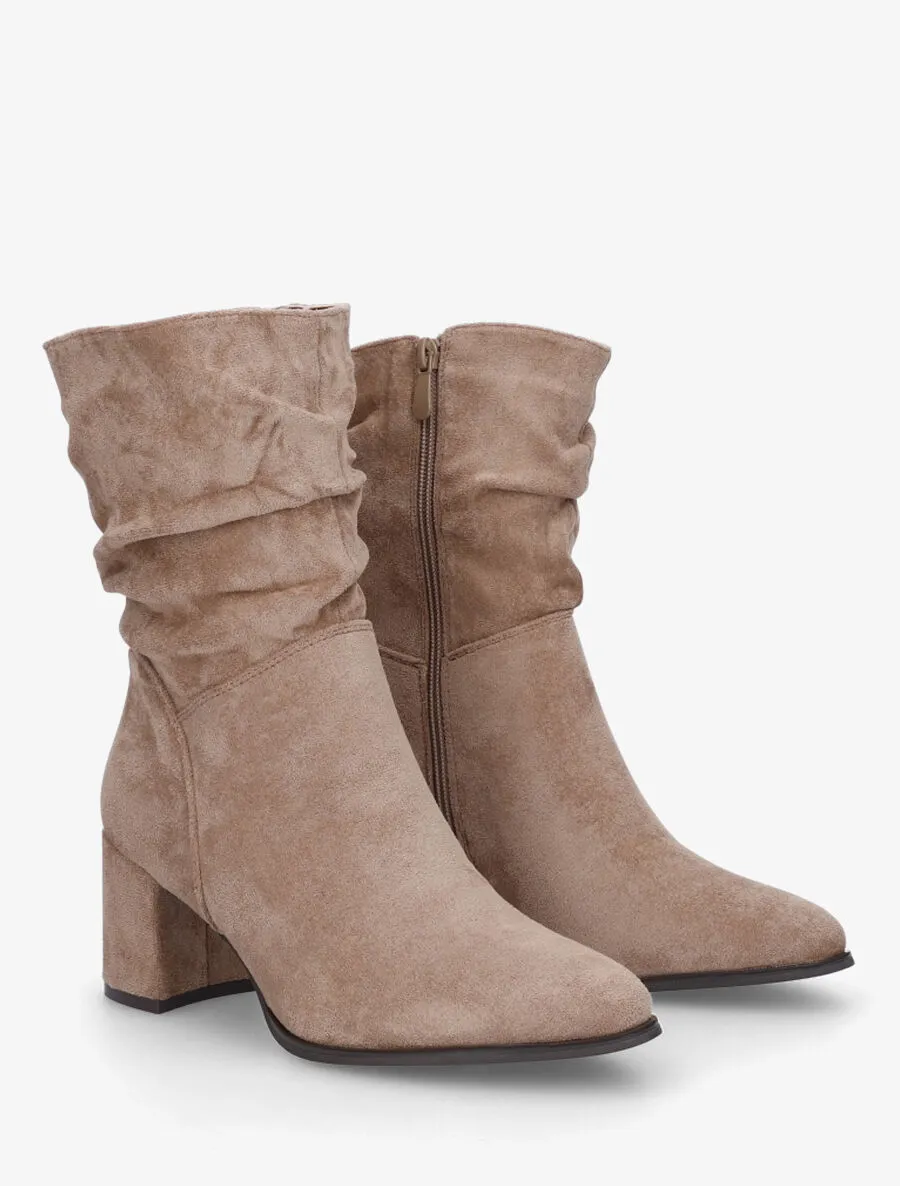 Bottines froncées en suédine à bout pointu